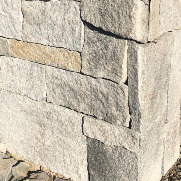 Kamenný obklad, nepravidelný kámen. hradní zeď